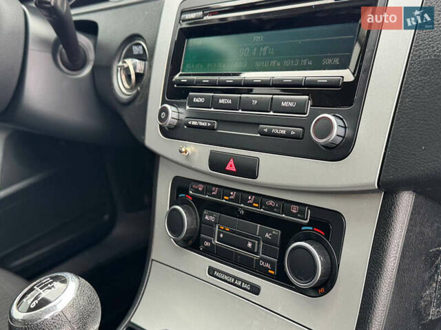 Серый Фольксваген Пассат, объемом двигателя 1.6 л и пробегом 250 тыс. км за 8999 $, фото 39 на Automoto.ua