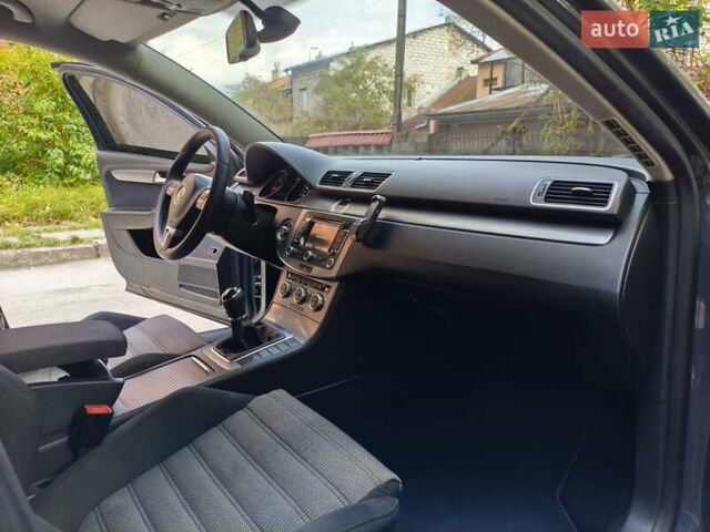 Серый Фольксваген Пассат, объемом двигателя 1.6 л и пробегом 335 тыс. км за 10250 $, фото 18 на Automoto.ua