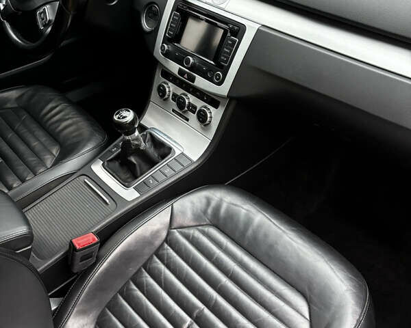 Серый Фольксваген Пассат, объемом двигателя 1.6 л и пробегом 250 тыс. км за 9200 $, фото 6 на Automoto.ua