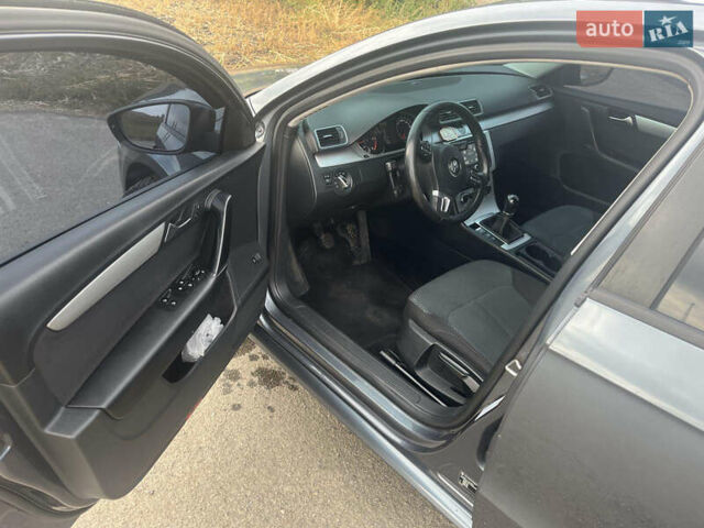 Серый Фольксваген Пассат, объемом двигателя 1.6 л и пробегом 333 тыс. км за 9300 $, фото 6 на Automoto.ua