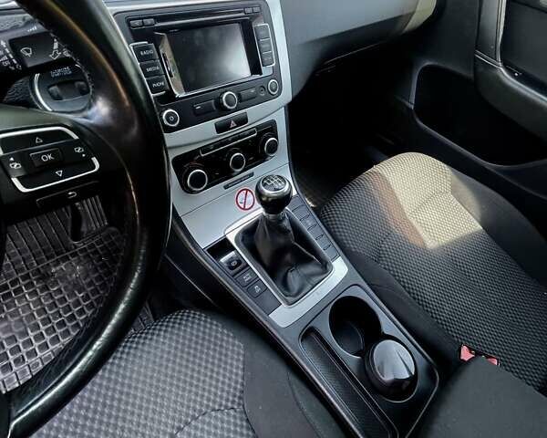 Сірий Фольксваген Пассат, об'ємом двигуна 1.6 л та пробігом 290 тис. км за 9500 $, фото 6 на Automoto.ua