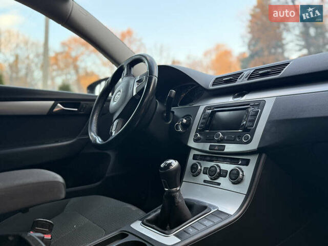 Сірий Фольксваген Пассат, об'ємом двигуна 1.6 л та пробігом 258 тис. км за 9450 $, фото 79 на Automoto.ua