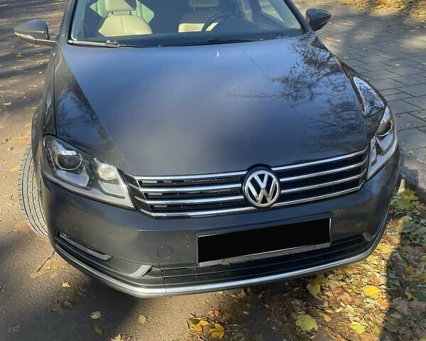 Фольксваген Пассат 2012 в Львове на Automoto.ua Серый Фольксваген Пассат, объемом двигателя 2 л и пробегом 327 тыс. км за 9800 $, фото 4 на Automoto.ua