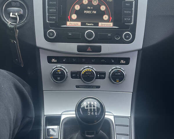 Серый Фольксваген Пассат, объемом двигателя 1.6 л и пробегом 333 тыс. км за 9300 $, фото 9 на Automoto.ua