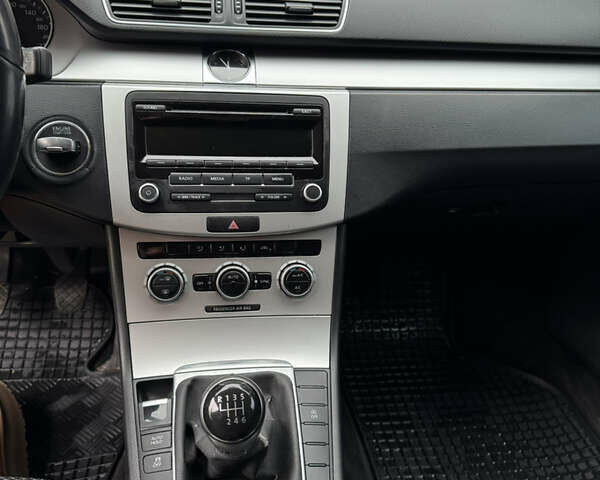 Сірий Фольксваген Пассат, об'ємом двигуна 1.6 л та пробігом 220 тис. км за 9500 $, фото 5 на Automoto.ua