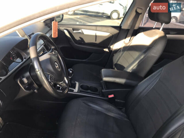 Сірий Фольксваген Пассат, об'ємом двигуна 1.6 л та пробігом 282 тис. км за 7500 $, фото 15 на Automoto.ua