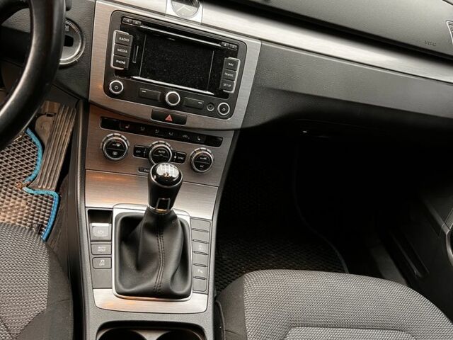 Серый Фольксваген Пассат, объемом двигателя 2 л и пробегом 239 тыс. км за 10300 $, фото 14 на Automoto.ua