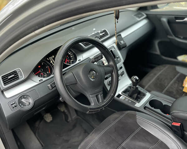 Фольксваген Пассат 2013 в Ужгороде на Automoto.ua Серый Фольксваген Пассат, объемом двигателя 1.6 л и пробегом 294 тыс. км за 9499 $, фото 18 на Automoto.ua
