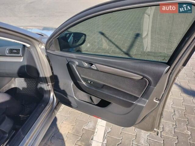 Серый Фольксваген Пассат, объемом двигателя 1.97 л и пробегом 291 тыс. км за 11000 $, фото 2 на Automoto.ua