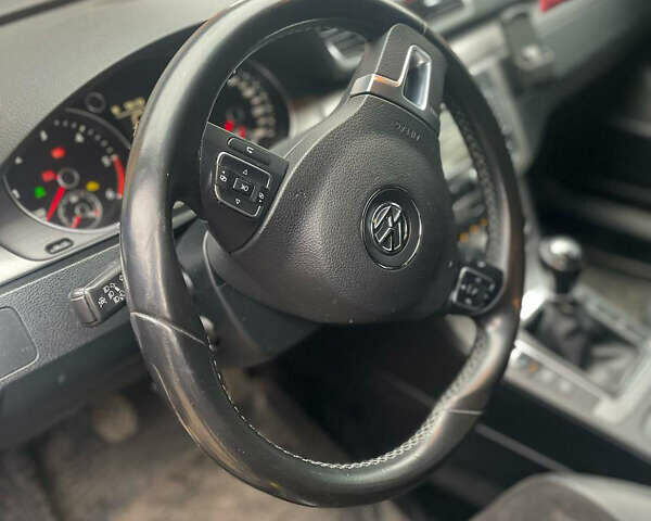 Серый Фольксваген Пассат, объемом двигателя 1.97 л и пробегом 317 тыс. км за 11200 $, фото 8 на Automoto.ua