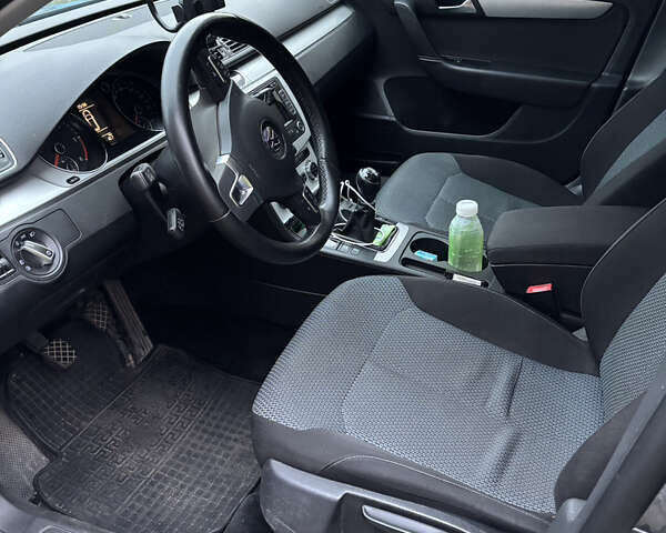 Серый Фольксваген Пассат, объемом двигателя 1.6 л и пробегом 280 тыс. км за 10500 $, фото 2 на Automoto.ua