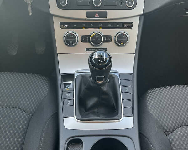 Серый Фольксваген Пассат, объемом двигателя 1.97 л и пробегом 275 тыс. км за 11200 $, фото 6 на Automoto.ua