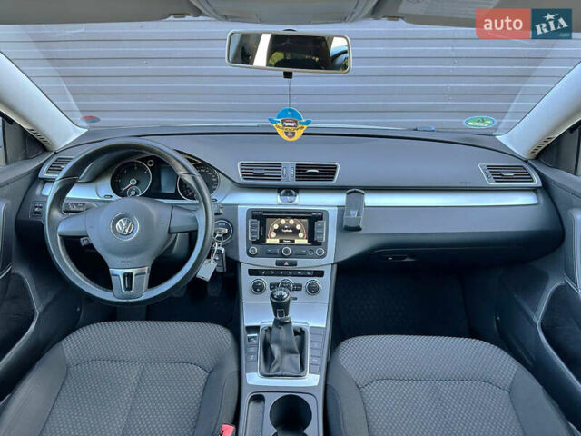 Серый Фольксваген Пассат, объемом двигателя 2 л и пробегом 241 тыс. км за 12500 $, фото 5 на Automoto.ua