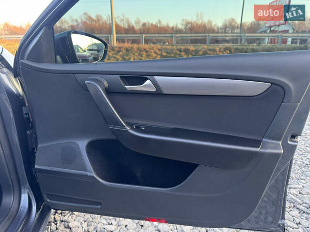 Серый Фольксваген Пассат, объемом двигателя 1.6 л и пробегом 229 тыс. км за 10999 $, фото 33 на Automoto.ua