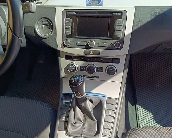 Серый Фольксваген Пассат, объемом двигателя 1.6 л и пробегом 220 тыс. км за 12800 $, фото 11 на Automoto.ua