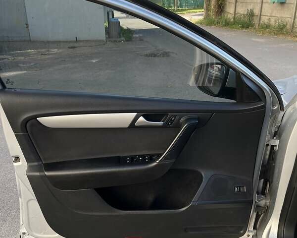 Серый Фольксваген Пассат, объемом двигателя 1.97 л и пробегом 298 тыс. км за 10200 $, фото 16 на Automoto.ua