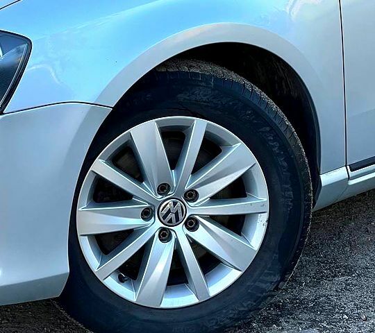 Серый Фольксваген Пассат, объемом двигателя 1.6 л и пробегом 350 тыс. км за 9000 $, фото 4 на Automoto.ua