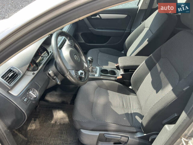 Серый Фольксваген Пассат, объемом двигателя 1.6 л и пробегом 193 тыс. км за 9500 $, фото 22 на Automoto.ua