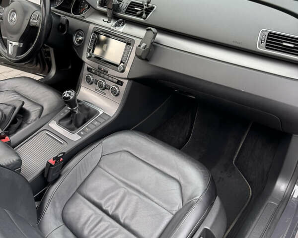 Серый Фольксваген Пассат, объемом двигателя 1.97 л и пробегом 229 тыс. км за 12399 $, фото 9 на Automoto.ua