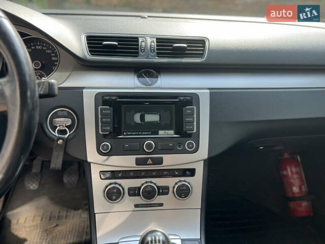 Серый Фольксваген Пассат, объемом двигателя 1.6 л и пробегом 193 тыс. км за 9500 $, фото 18 на Automoto.ua