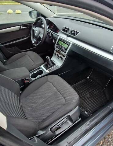 Серый Фольксваген Пассат, объемом двигателя 1.6 л и пробегом 228 тыс. км за 10499 $, фото 18 на Automoto.ua