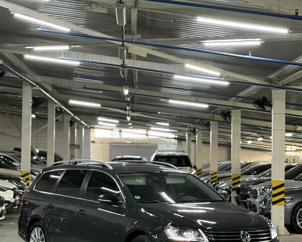 Серый Фольксваген Пассат, объемом двигателя 2 л и пробегом 220 тыс. км за 12900 $, фото 2 на Automoto.ua