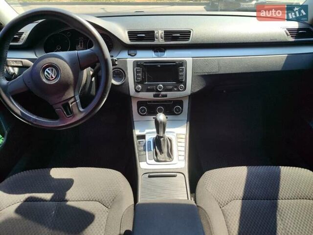 Серый Фольксваген Пассат, объемом двигателя 1.97 л и пробегом 270 тыс. км за 11600 $, фото 4 на Automoto.ua