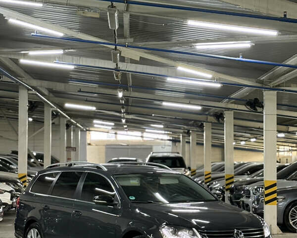 Серый Фольксваген Пассат, объемом двигателя 2 л и пробегом 220 тыс. км за 12900 $, фото 1 на Automoto.ua