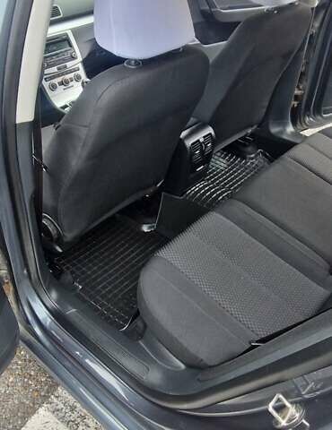 Серый Фольксваген Пассат, объемом двигателя 1.6 л и пробегом 228 тыс. км за 10499 $, фото 7 на Automoto.ua