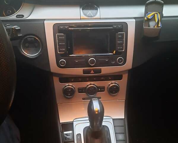 Серый Фольксваген Пассат, объемом двигателя 2 л и пробегом 307 тыс. км за 10400 $, фото 8 на Automoto.ua