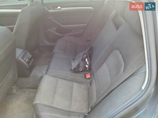 Серый Фольксваген Пассат, объемом двигателя 1.97 л и пробегом 329 тыс. км за 14800 $, фото 7 на Automoto.ua