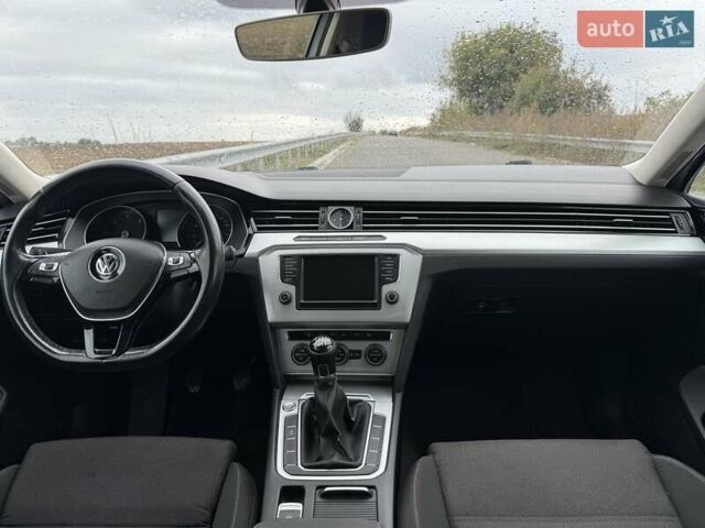 Серый Фольксваген Пассат, объемом двигателя 1.6 л и пробегом 325 тыс. км за 12200 $, фото 11 на Automoto.ua