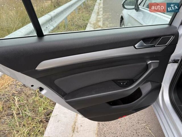 Серый Фольксваген Пассат, объемом двигателя 1.6 л и пробегом 325 тыс. км за 12200 $, фото 18 на Automoto.ua