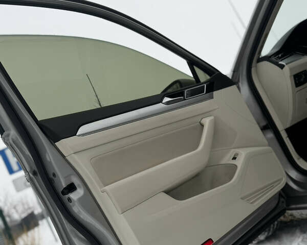 Серый Фольксваген Пассат, объемом двигателя 1.6 л и пробегом 317 тыс. км за 12000 $, фото 35 на Automoto.ua