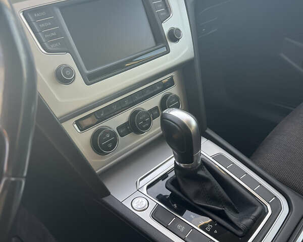 Фольксваген Пассат 2015 в Львове на Automoto.ua Серый Фольксваген Пассат, объемом двигателя 1.97 л и пробегом 315 тыс. км за 13500 $, фото 15 на Automoto.ua