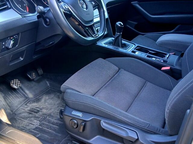 Серый Фольксваген Пассат, объемом двигателя 1.6 л и пробегом 221 тыс. км за 12800 $, фото 4 на Automoto.ua