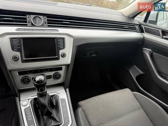 Серый Фольксваген Пассат, объемом двигателя 1.6 л и пробегом 325 тыс. км за 12200 $, фото 12 на Automoto.ua