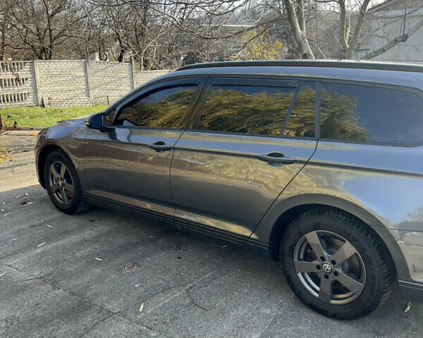 Серый Фольксваген Пассат, объемом двигателя 1.6 л и пробегом 335 тыс. км за 12900 $, фото 5 на Automoto.ua