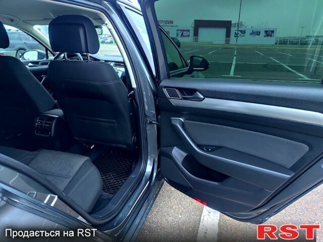 Серый Фольксваген Пассат, объемом двигателя 1.6 л и пробегом 212 тыс. км за 13500 $, фото 4 на Automoto.ua