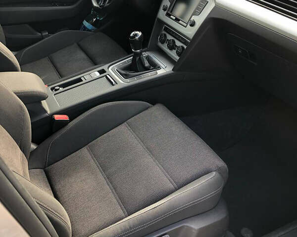 Серый Фольксваген Пассат, объемом двигателя 1.6 л и пробегом 299 тыс. км за 14250 $, фото 22 на Automoto.ua