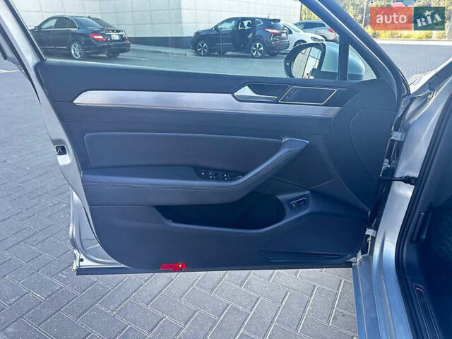 Серый Фольксваген Пассат, объемом двигателя 1.97 л и пробегом 207 тыс. км за 17000 $, фото 6 на Automoto.ua