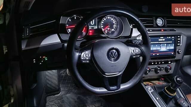 Серый Фольксваген Пассат, объемом двигателя 1.6 л и пробегом 235 тыс. км за 12800 $, фото 5 на Automoto.ua