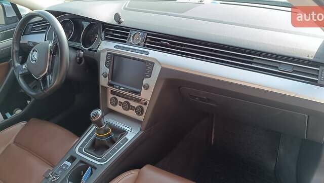 Серый Фольксваген Пассат, объемом двигателя 1.6 л и пробегом 235 тыс. км за 12800 $, фото 68 на Automoto.ua