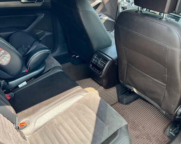 Серый Фольксваген Пассат, объемом двигателя 1.6 л и пробегом 305 тыс. км за 14000 $, фото 11 на Automoto.ua