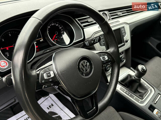 Серый Фольксваген Пассат, объемом двигателя 1.6 л и пробегом 251 тыс. км за 12300 $, фото 21 на Automoto.ua