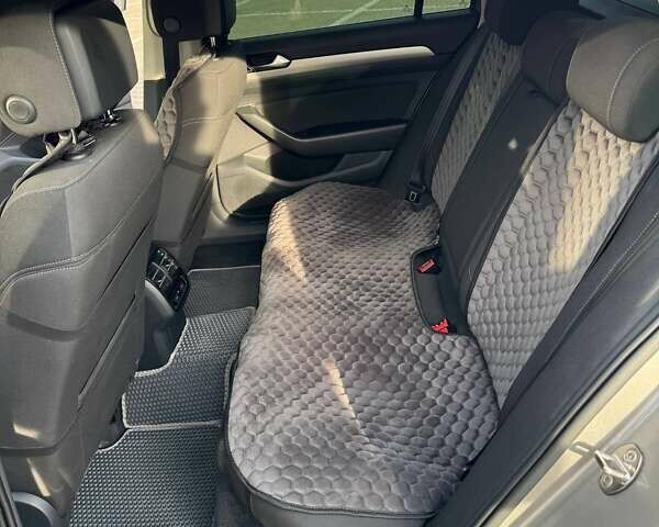 Сірий Фольксваген Пассат, об'ємом двигуна 1.6 л та пробігом 357 тис. км за 12999 $, фото 23 на Automoto.ua