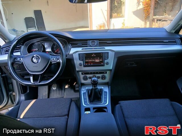 Серый Фольксваген Пассат, объемом двигателя 1.6 л и пробегом 221 тыс. км за 12800 $, фото 2 на Automoto.ua