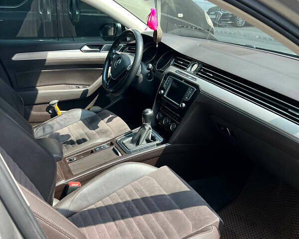 Серый Фольксваген Пассат, объемом двигателя 1.6 л и пробегом 305 тыс. км за 14000 $, фото 8 на Automoto.ua