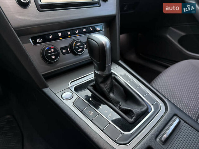 Серый Фольксваген Пассат, объемом двигателя 1.6 л и пробегом 237 тыс. км за 12800 $, фото 26 на Automoto.ua