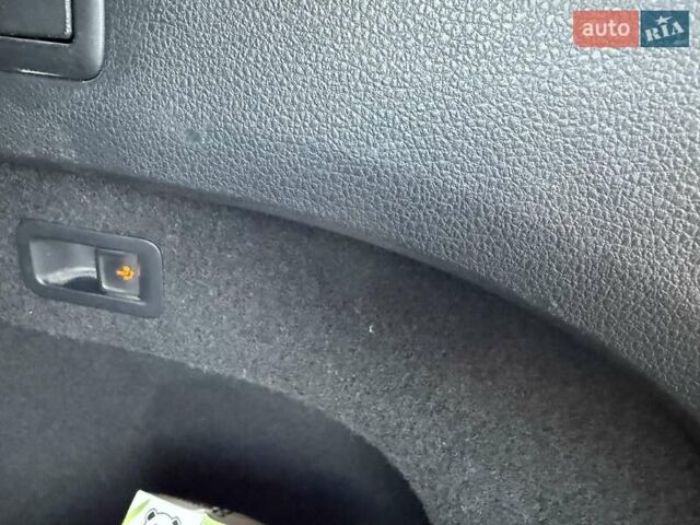 Серый Фольксваген Пассат, объемом двигателя 1.97 л и пробегом 357 тыс. км за 14000 $, фото 40 на Automoto.ua